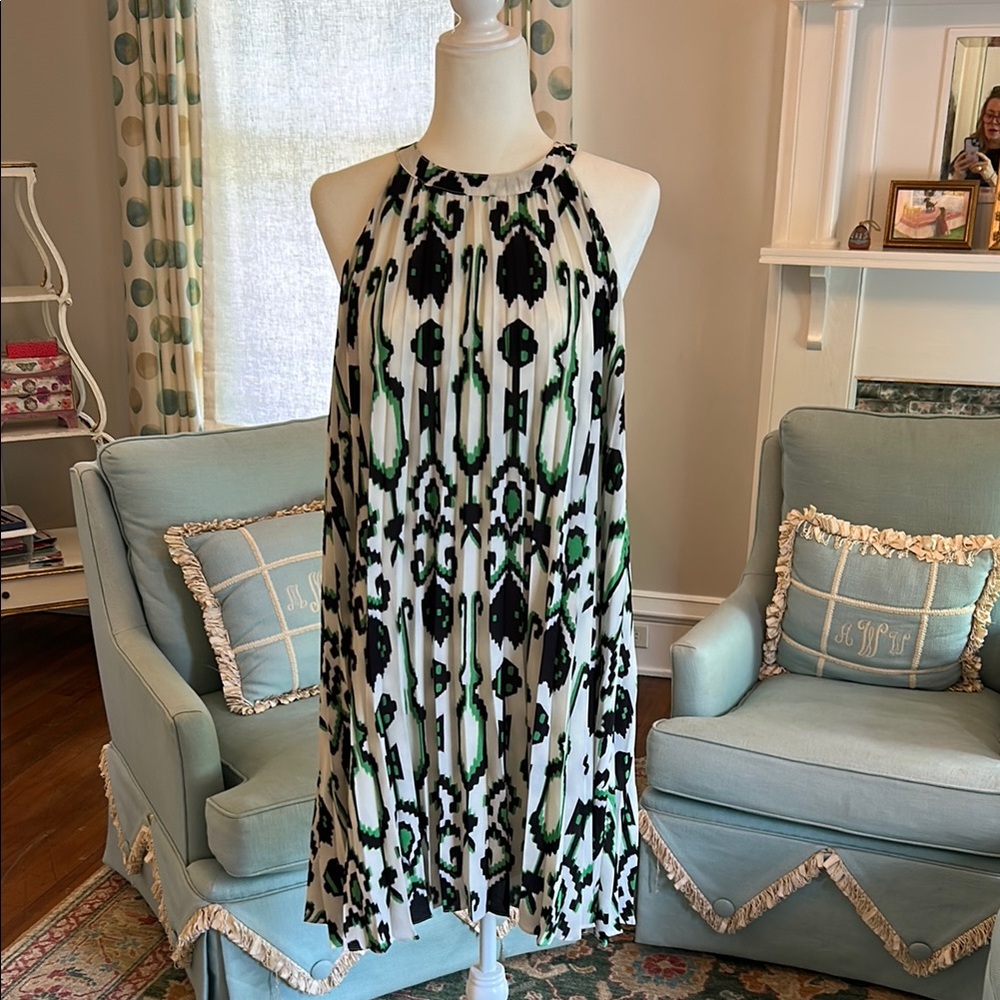 Elegant Black and Green Patterned Dress